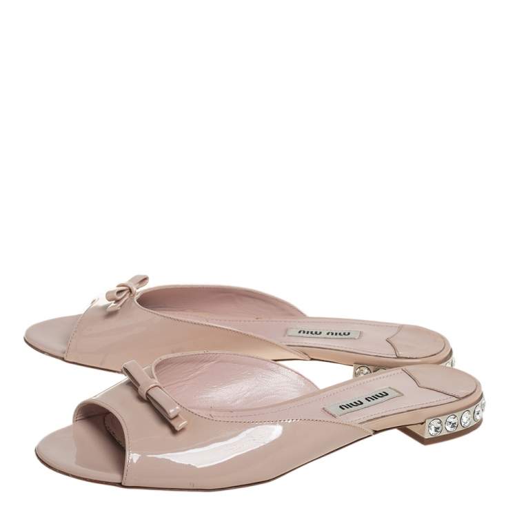 مملوكة مسبقًا Miu Miu Beige Patent Leather Bow Crystal Embellished Flat Slides Size 37