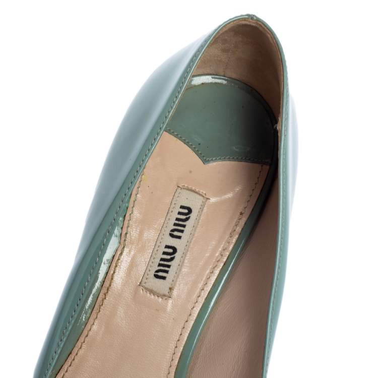 مملوكة مسبقًا Miu Miu Blue Patent Leather Peep Toe Embellished Block Heel Pumps Size 38.5