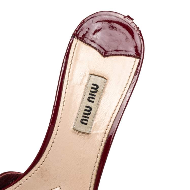 Pre Owned Miu Miu Burgundy Ruffle Patent Leather Crystal Embellished Slide Sandals Size 38.5