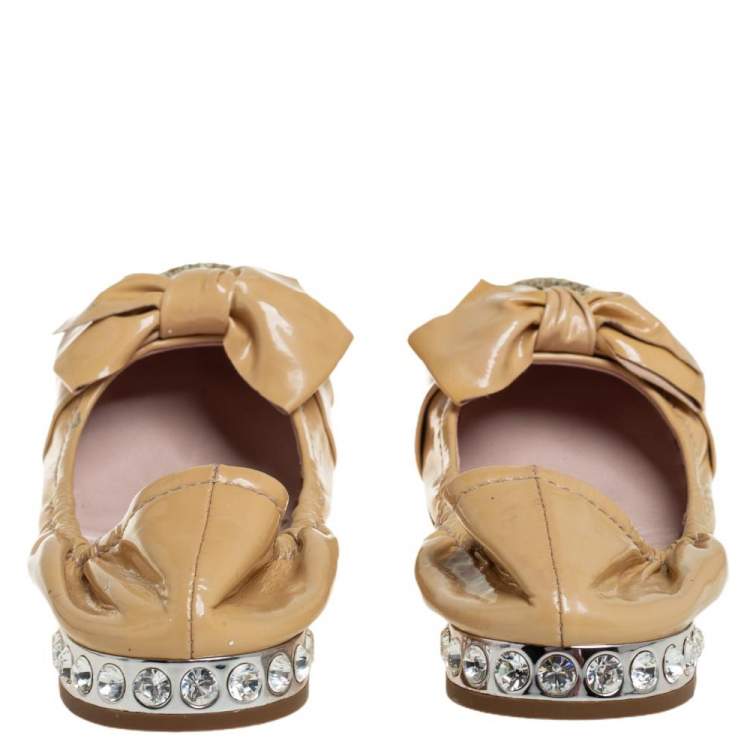 Pre Owned Miu Miu Beige/Gold Patent Leather Bow Detail Crystal Embellished Heel Scrunch Ballet Flats Size 38.5