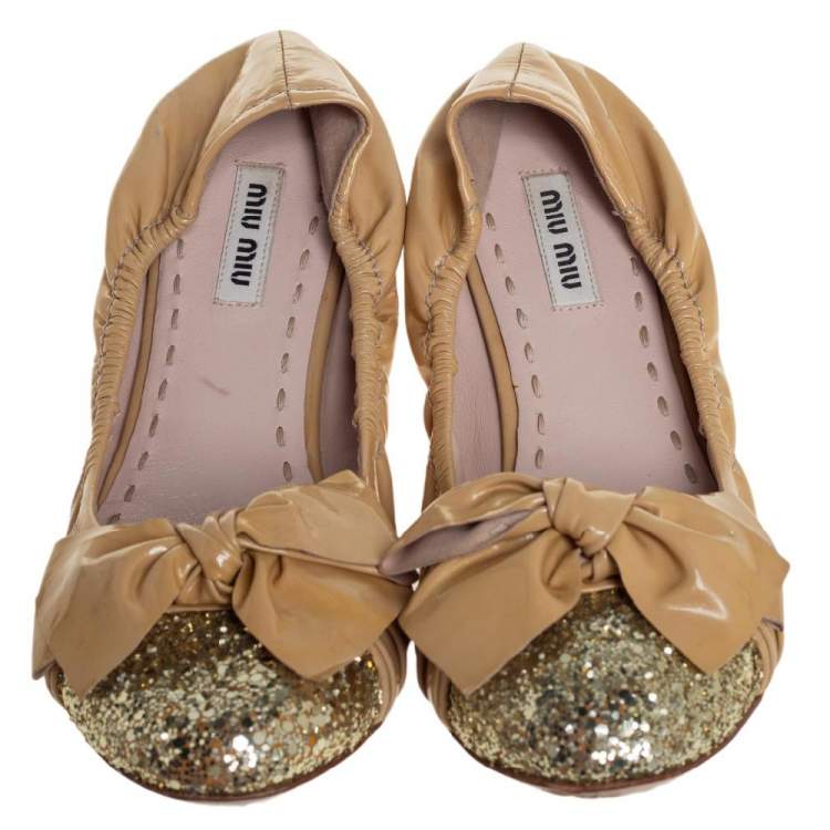 Pre Owned Miu Miu Beige/Gold Patent Leather Bow Detail Crystal Embellished Heel Scrunch Ballet Flats Size 38.5