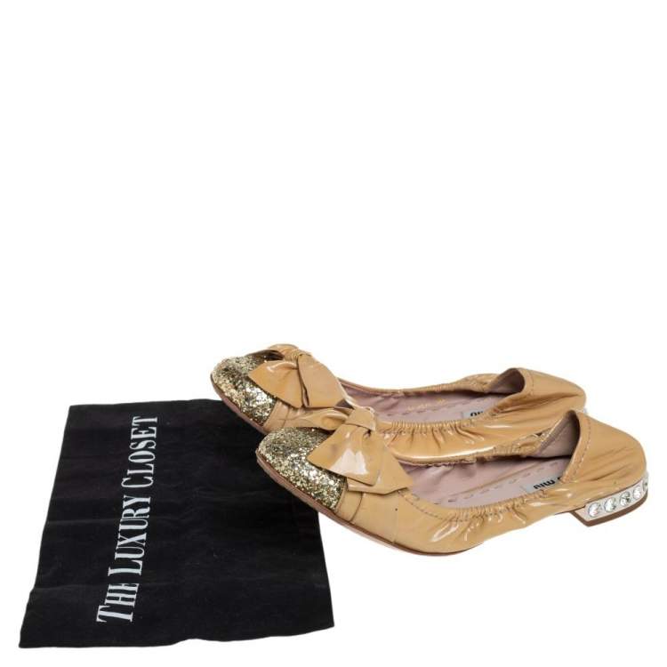 Pre Owned Miu Miu Beige/Gold Patent Leather Bow Detail Crystal Embellished Heel Scrunch Ballet Flats Size 38.5