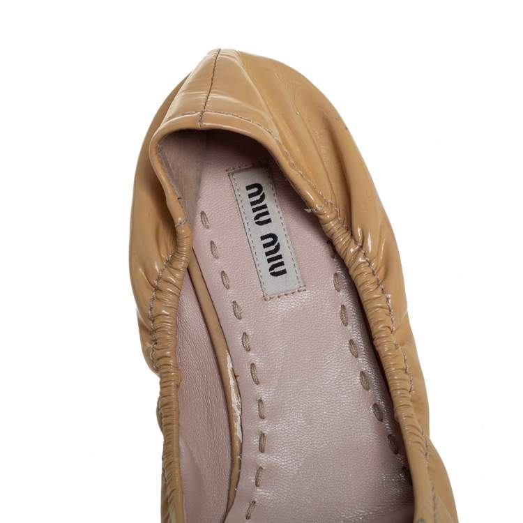 Pre Owned Miu Miu Beige/Gold Patent Leather Bow Detail Crystal Embellished Heel Scrunch Ballet Flats Size 38.5