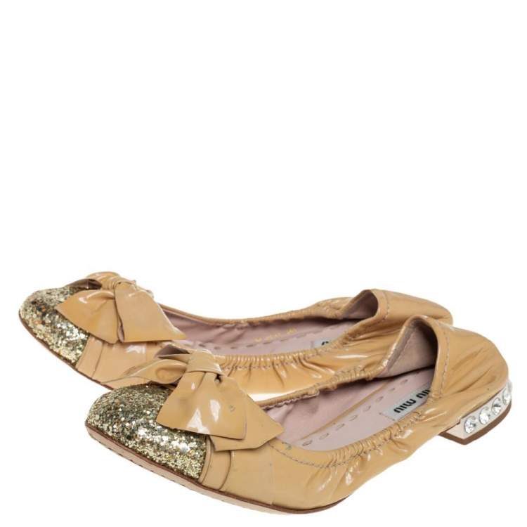 Pre Owned Miu Miu Beige/Gold Patent Leather Bow Detail Crystal Embellished Heel Scrunch Ballet Flats Size 38.5