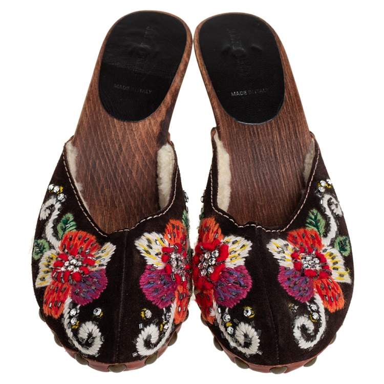 مملوكة مسبقًا Miu Miu Brown Suede Shearling Wood Clogs Sandals Size 37.5