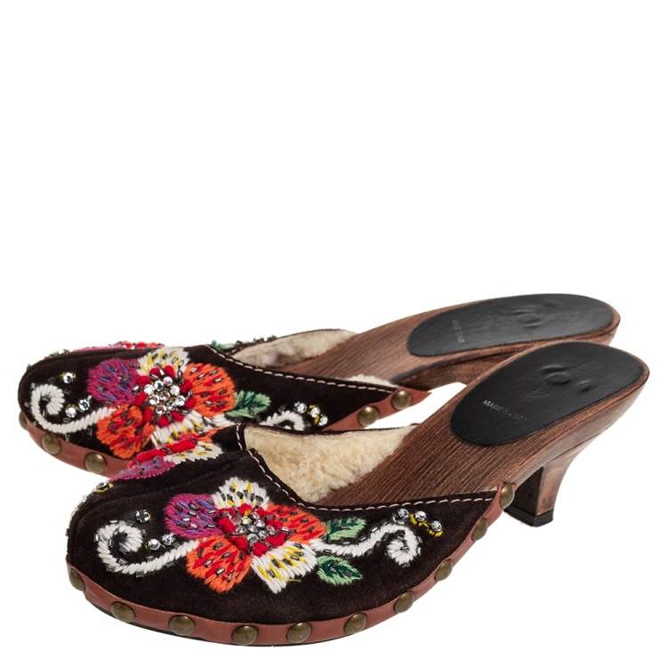 مملوكة مسبقًا Miu Miu Brown Suede Shearling Wood Clogs Sandals Size 37.5