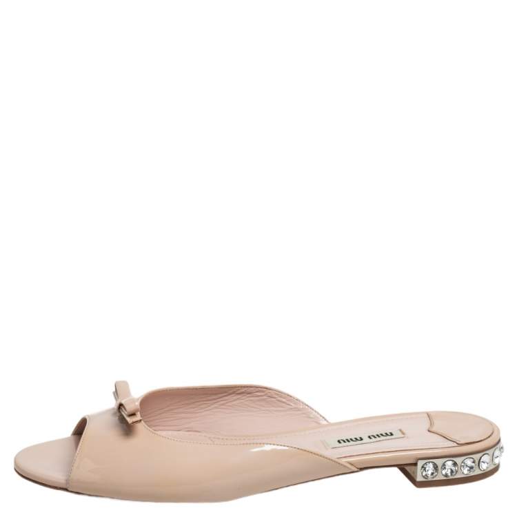 Pre Owned Miu Miu Beige Patent Leather Bow Detail Jeweled Heel Slide Flats Sandals Size 38 
