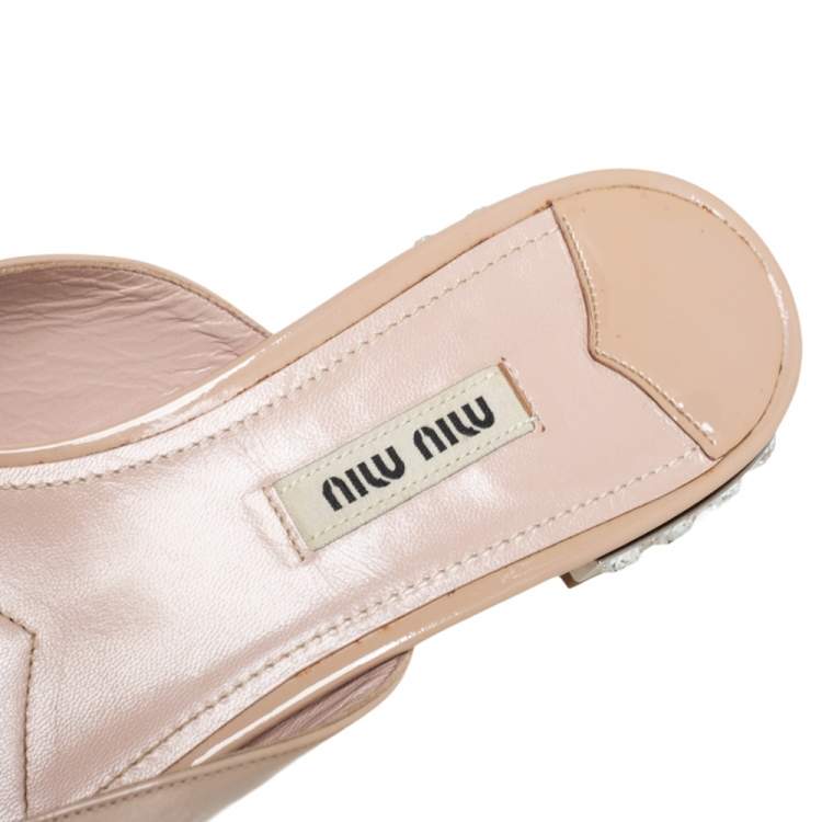 Pre Owned Miu Miu Beige Patent Leather Bow Detail Jeweled Heel Slide Flats Sandals Size 38 