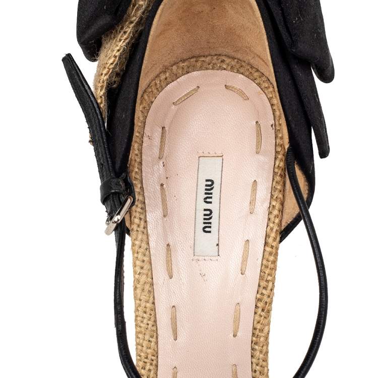 مملوكة مسبقًا Miu Miu Beige/Black Jute And Satin Bow T Strap Pumps Size 38