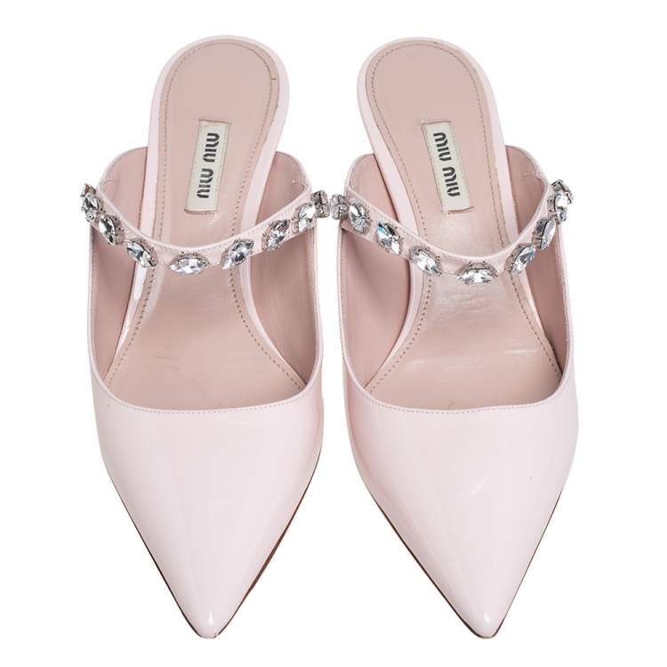 مملوكة مسبقًا Miu Miu Light Pink Patent Leather Crystal Embellished Mules Size 39.5