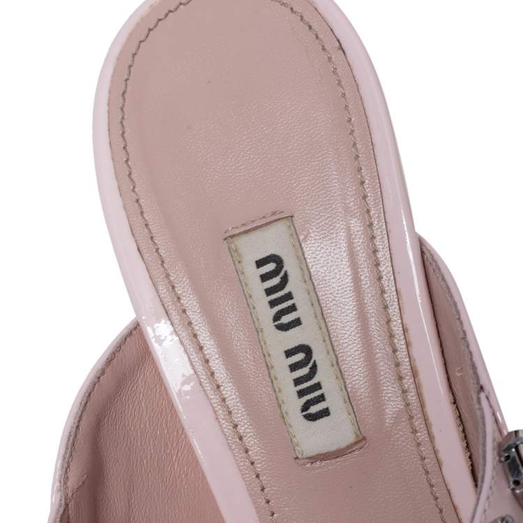 مملوكة مسبقًا Miu Miu Light Pink Patent Leather Crystal Embellished Mules Size 39.5