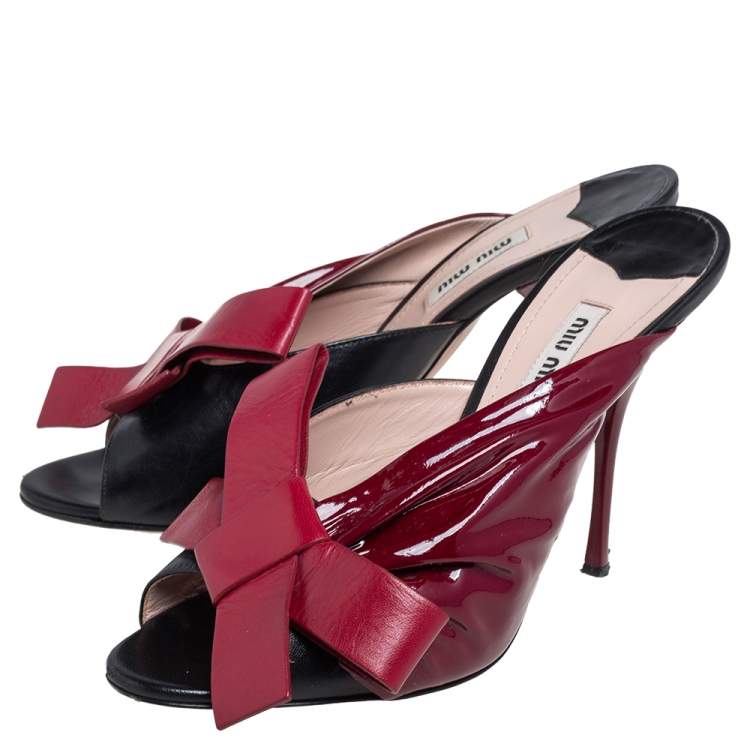 مملوكة مسبقًا Miu Miu Burgundy/Black Patent And Leather Bow Slide Sandals Size 38