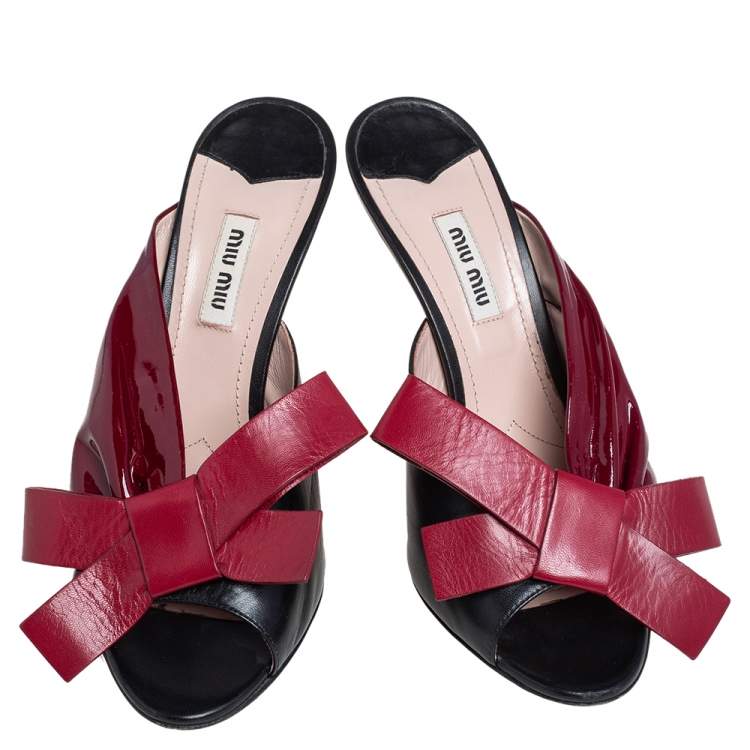 مملوكة مسبقًا Miu Miu Burgundy/Black Patent And Leather Bow Slide Sandals Size 38