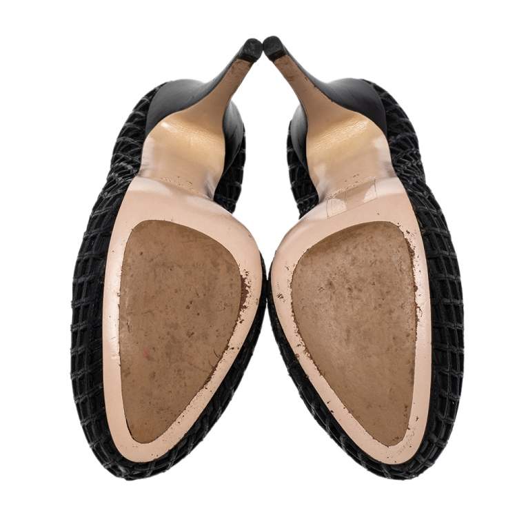 مملوكة مسبقًا Miu Miu Black Laser Cut Leather Platform Pumps Size 35