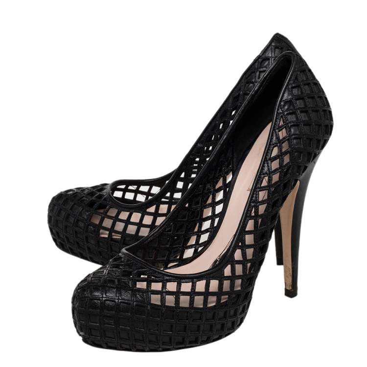 مملوكة مسبقًا Miu Miu Black Laser Cut Leather Platform Pumps Size 35