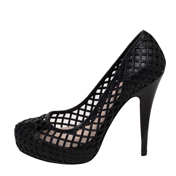 مملوكة مسبقًا Miu Miu Black Laser Cut Leather Platform Pumps Size 35