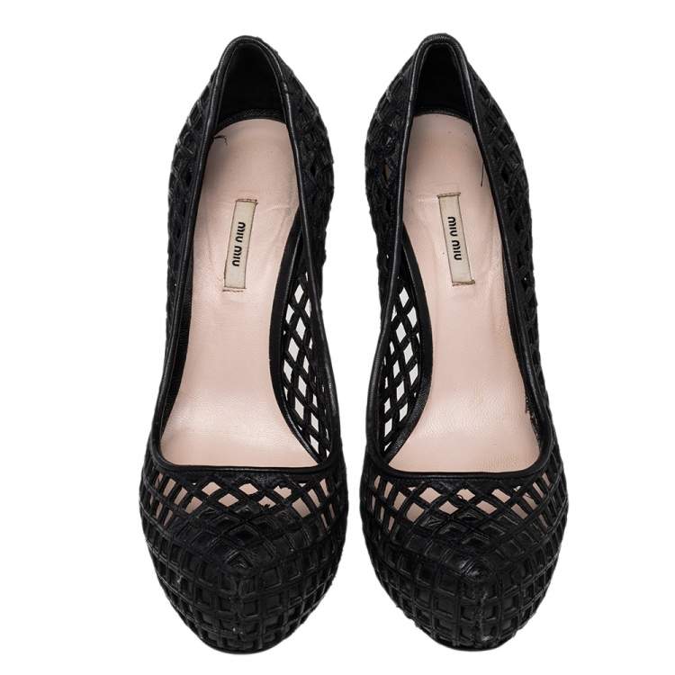 مملوكة مسبقًا Miu Miu Black Laser Cut Leather Platform Pumps Size 35