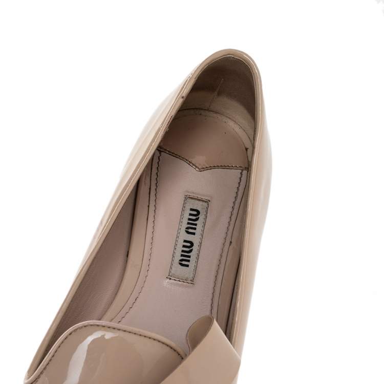 مملوكة مسبقًا Miu Miu Beige Patent Leather Bow Crystal Embellished Smoking Slippers Size 37 