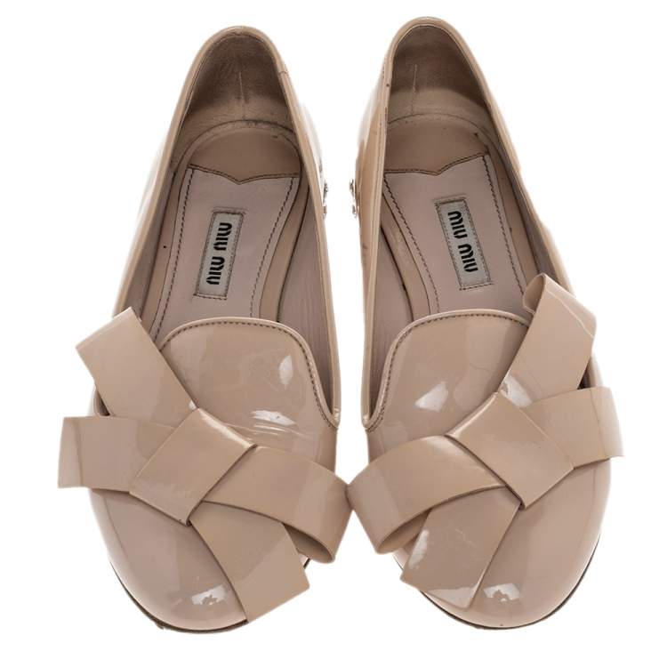 مملوكة مسبقًا Miu Miu Beige Patent Leather Bow Crystal Embellished Smoking Slippers Size 37 