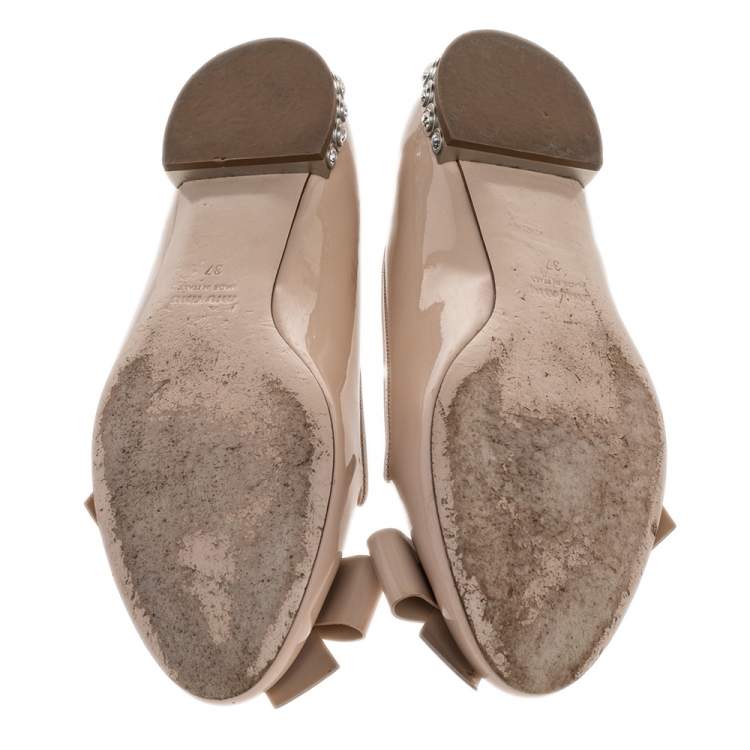 مملوكة مسبقًا Miu Miu Beige Patent Leather Bow Crystal Embellished Smoking Slippers Size 37 