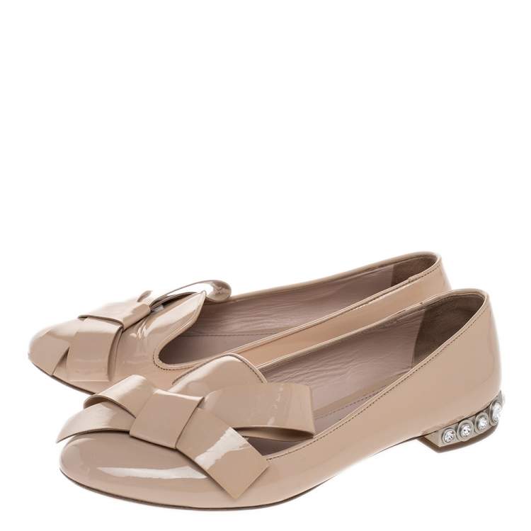 مملوكة مسبقًا Miu Miu Beige Patent Leather Bow Crystal Embellished Smoking Slippers Size 37 
