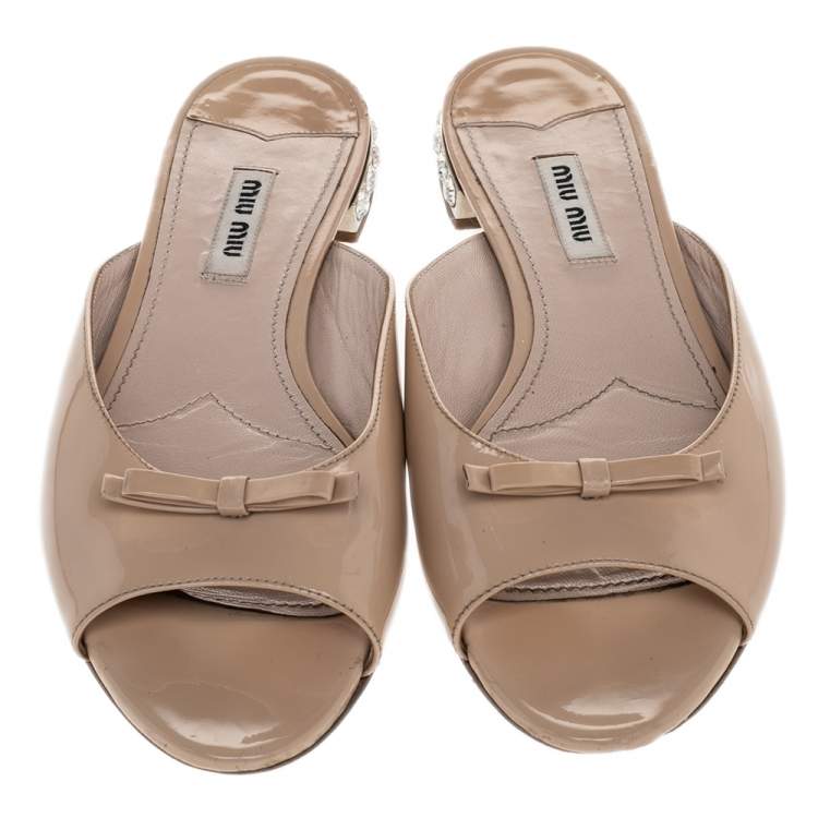 Pre Owned Miu Miu Beige Patent Leather Bow Crystal Embellished Flat Slides Size 37