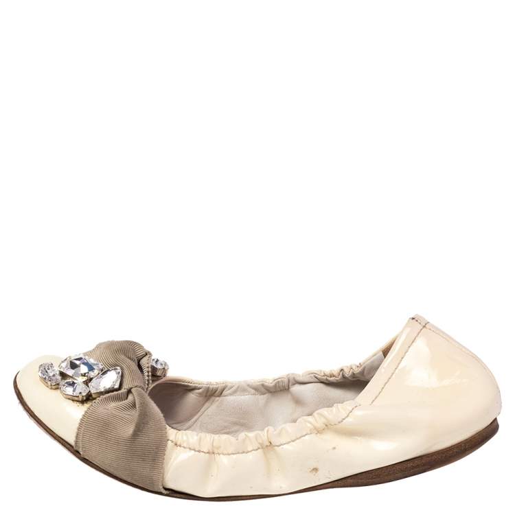 Pre Owned Miu Miu Cream Patent Leather Crystal Embellished Scrunch Ballet Flats Size 36