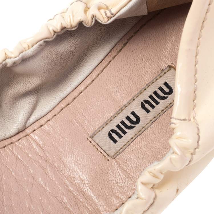 Pre Owned Miu Miu Cream Patent Leather Crystal Embellished Scrunch Ballet Flats Size 36