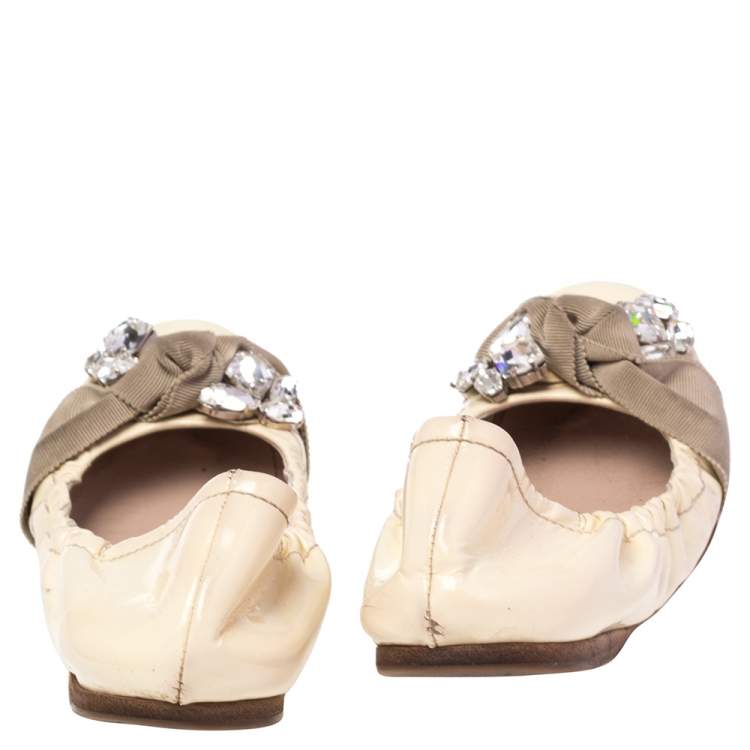 Pre Owned Miu Miu Cream Patent Leather Crystal Embellished Scrunch Ballet Flats Size 36