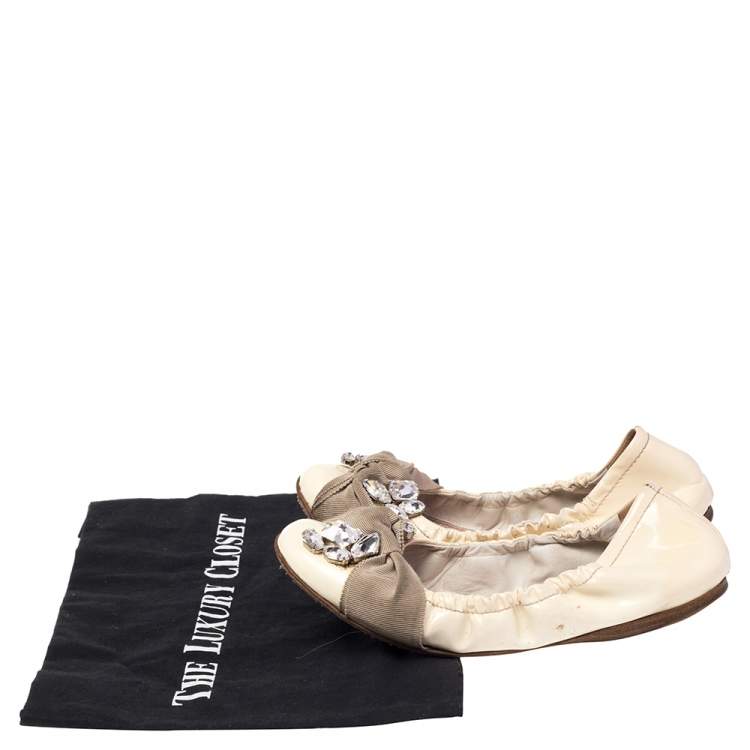 Pre Owned Miu Miu Cream Patent Leather Crystal Embellished Scrunch Ballet Flats Size 36