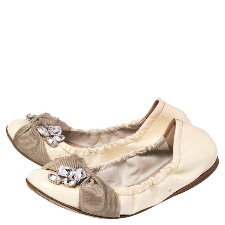 Pre Owned Miu Miu Cream Patent Leather Crystal Embellished Scrunch Ballet Flats Size 36