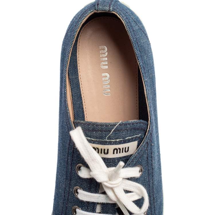 مملوكة مسبقًا Miu Miu Blue/White Denim Lace Up Low Top Sneakers Size 39