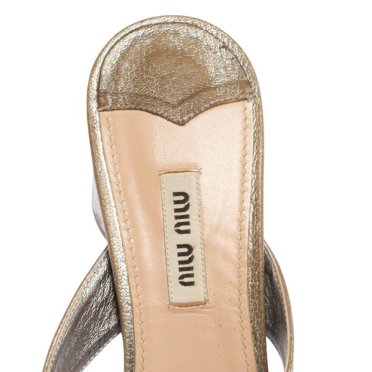 Pre Owned Miu Miu Silver Leather Crystal And Pearl Embellished Slide Sandals Size 38.5