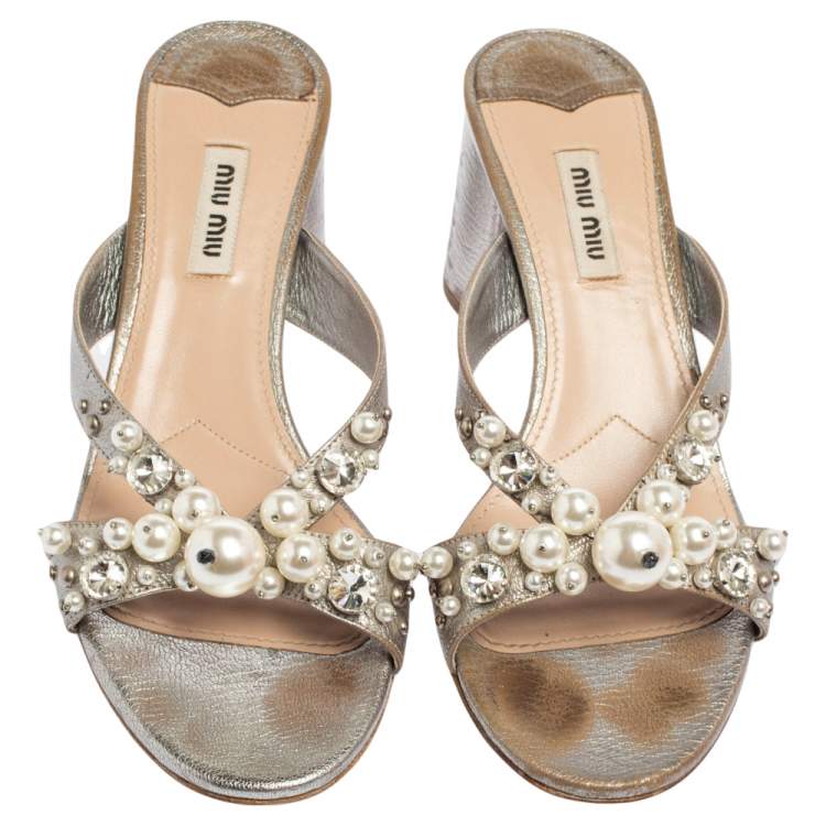 Pre Owned Miu Miu Silver Leather Crystal And Pearl Embellished Slide Sandals Size 38.5