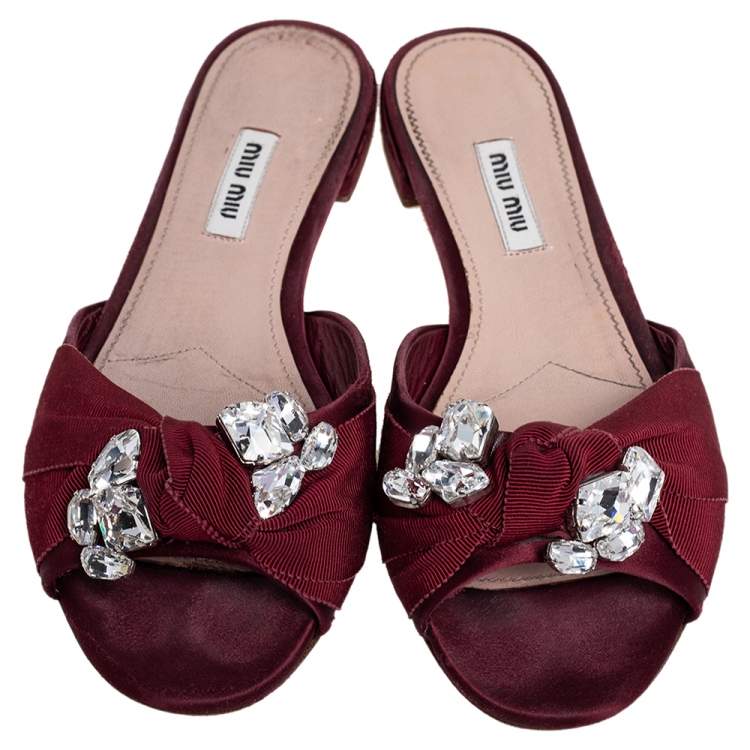 مملوكة مسبقًا Miu Miu Burgundy Satin and Fabric Knot Slide Flats Size 37.5