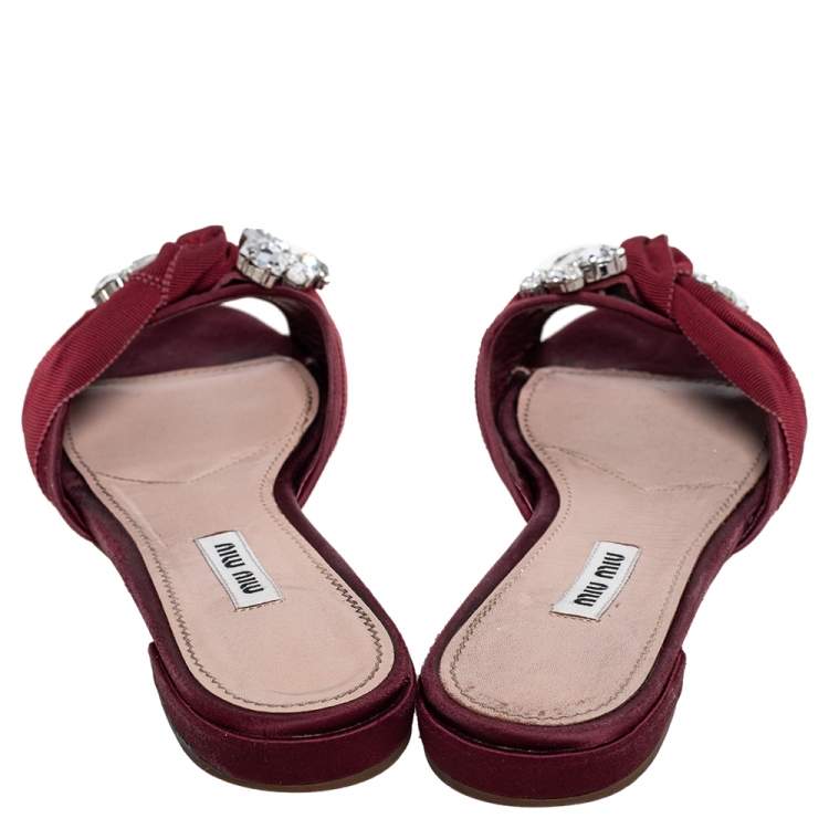 مملوكة مسبقًا Miu Miu Burgundy Satin and Fabric Knot Slide Flats Size 37.5
