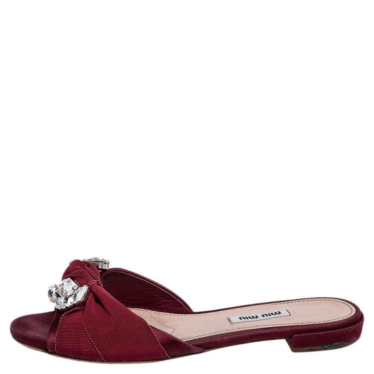 مملوكة مسبقًا Miu Miu Burgundy Satin and Fabric Knot Slide Flats Size 37.5