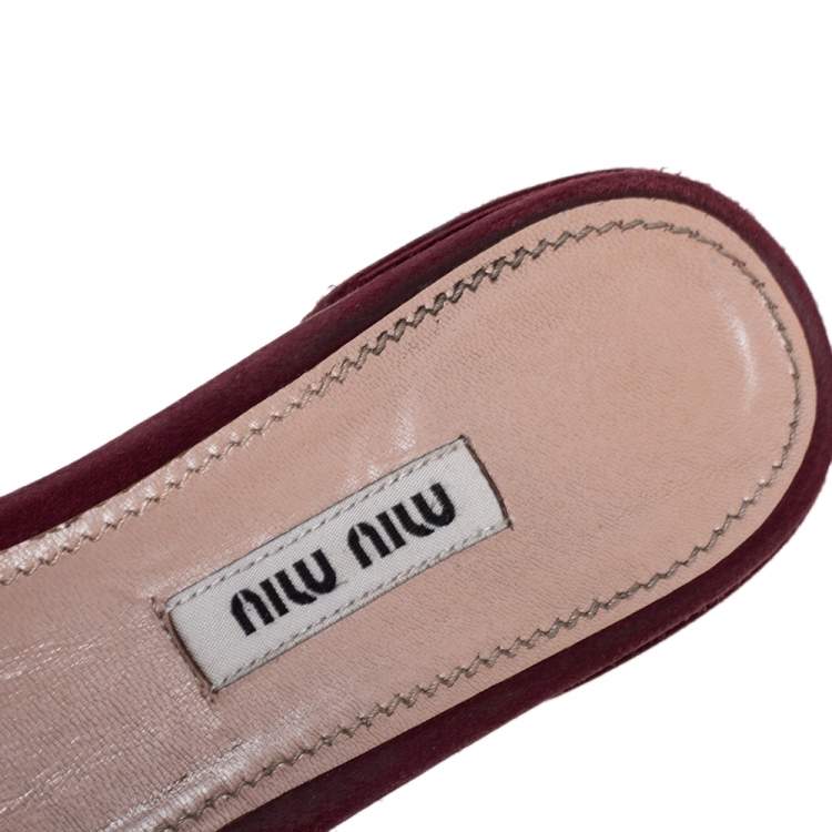 مملوكة مسبقًا Miu Miu Burgundy Satin and Fabric Knot Slide Flats Size 37.5
