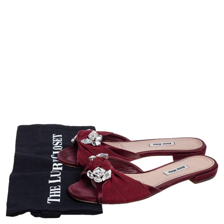 مملوكة مسبقًا Miu Miu Burgundy Satin and Fabric Knot Slide Flats Size 37.5