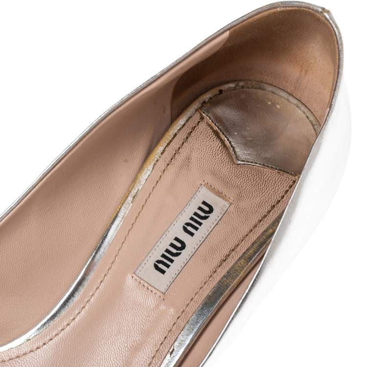 مملوكة مسبقًا Miu Miu Silver Leather Crystal Embellished Peep Toe Block Heel Pumps Size 38