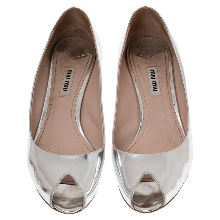 مملوكة مسبقًا Miu Miu Silver Leather Crystal Embellished Peep Toe Block Heel Pumps Size 38