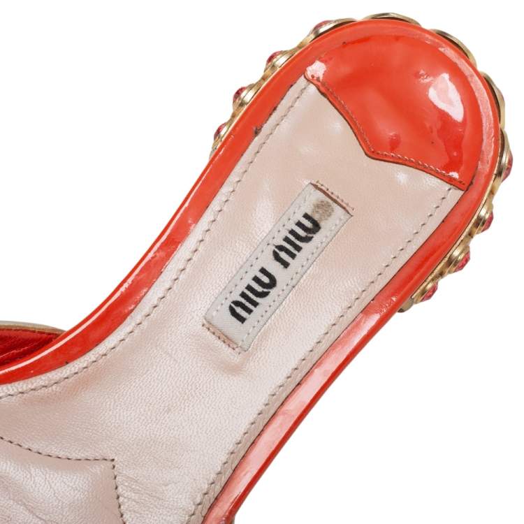 مملوكة مسبقًا Miu Miu Orange Patent Leather  Slide Sandals Size 36.5