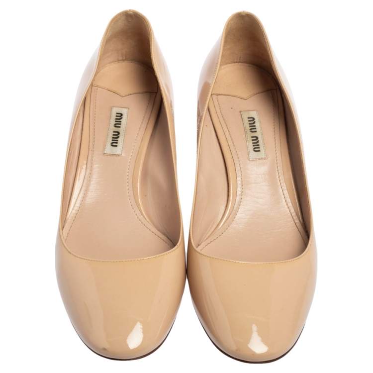 مملوكة مسبقًا Miu Miu Beige Patent Leather Crystal Heel Pumps Size 39