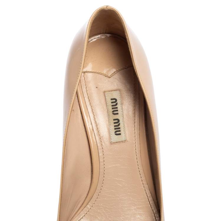 مملوكة مسبقًا Miu Miu Beige Patent Leather Crystal Heel Pumps Size 39