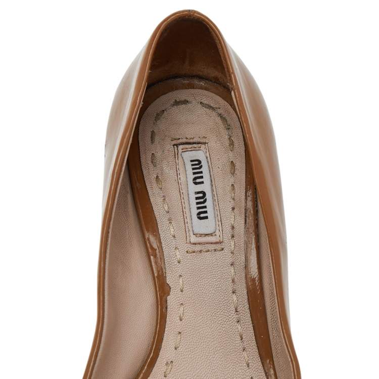 Pre Owned Miu Miu Dark Beige Patent Leather Bow Crystal Embellished Heel Pumps Size 37.5