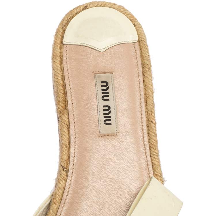 مملوكة مسبقًا Miu Miu White Patent Leather Espadrille Bow Flat Slide Sandals Size 39