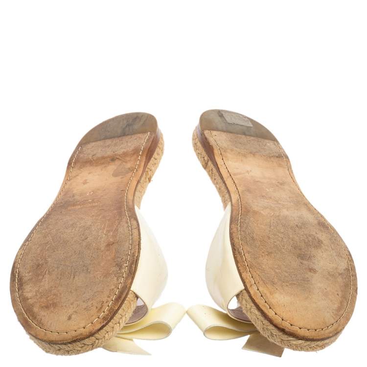 مملوكة مسبقًا Miu Miu White Patent Leather Espadrille Bow Flat Slide Sandals Size 39