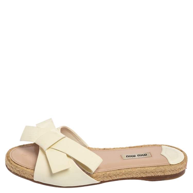 مملوكة مسبقًا Miu Miu White Patent Leather Espadrille Bow Flat Slide Sandals Size 39