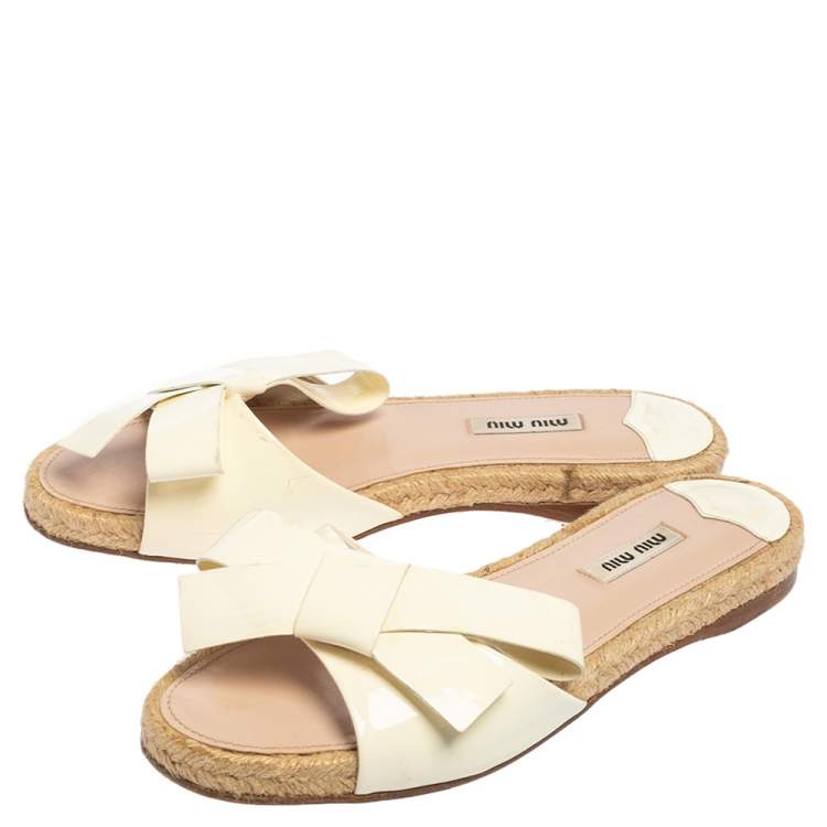 مملوكة مسبقًا Miu Miu White Patent Leather Espadrille Bow Flat Slide Sandals Size 39