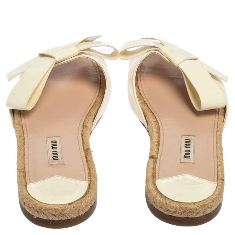 مملوكة مسبقًا Miu Miu White Patent Leather Espadrille Bow Flat Slide Sandals Size 39
